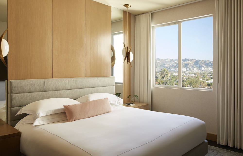 Penthouse, 1 King Bed (Wilshire)
