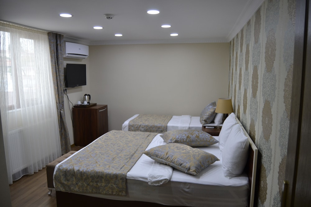 Deluxe Triple Room, City View photo 3