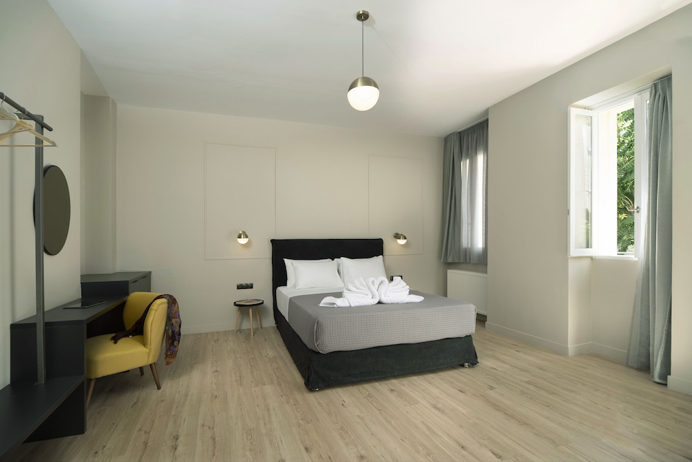 Arch Suite with Partial Acropolis View photo 2
