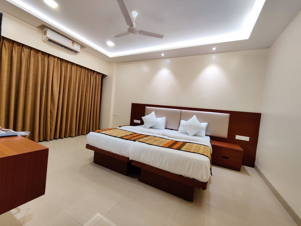 Deluxe Double Room with Balcony - Photo 28