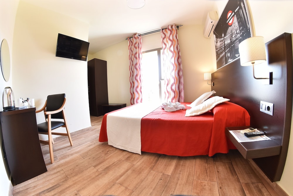 Standard Double Room with Free Airport Shuttle - Photo 2