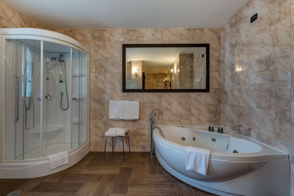 Suite, 1 King Bed, Jetted Tub - Photo 7