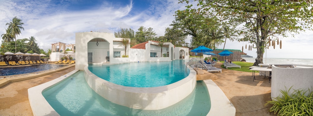 Beachfront Villa Pool Access photo 3