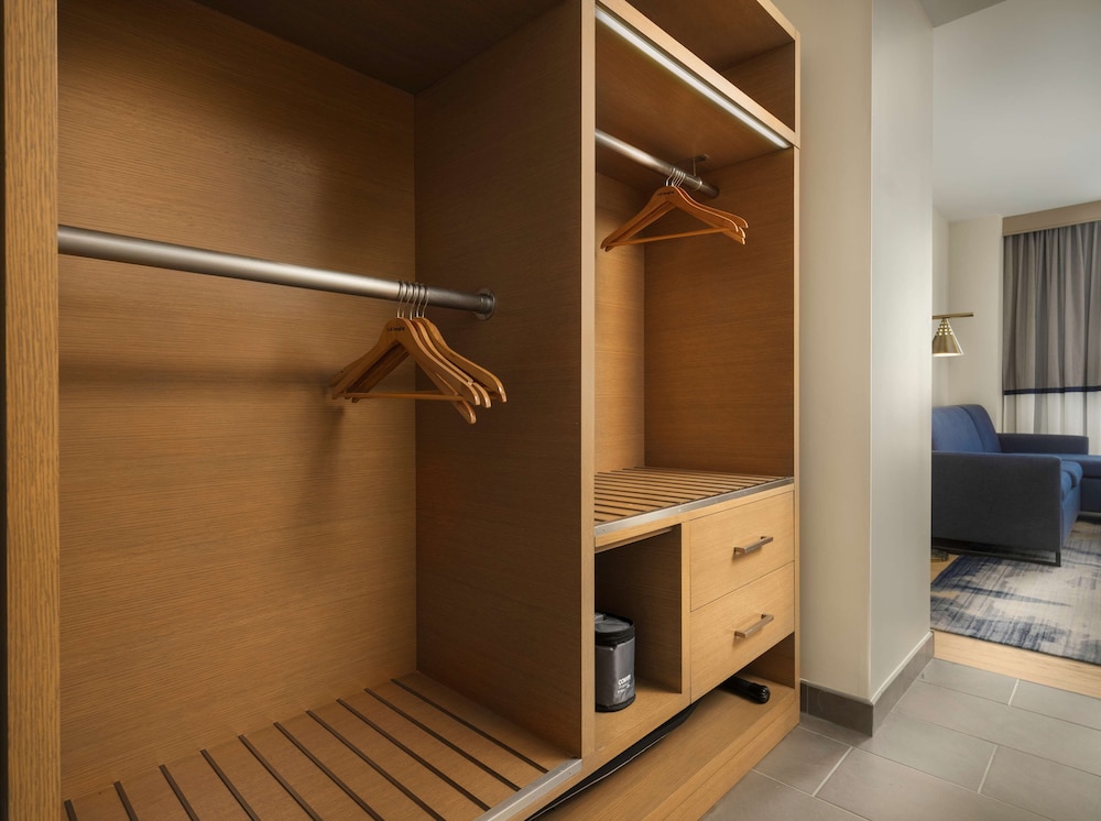 Suite, 1 King Bed, Accessible, Balcony (Mobility /Hearing, Roll-in Shower) - Photo 3