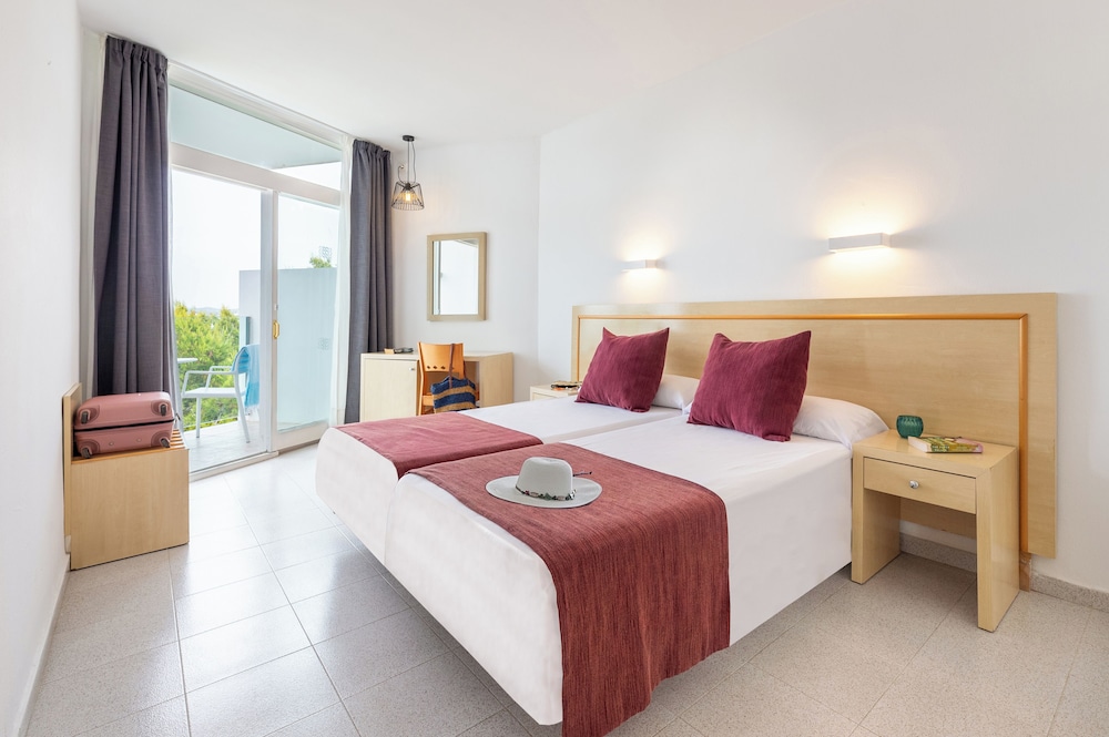 Double Room (3 adults) - Photo 5