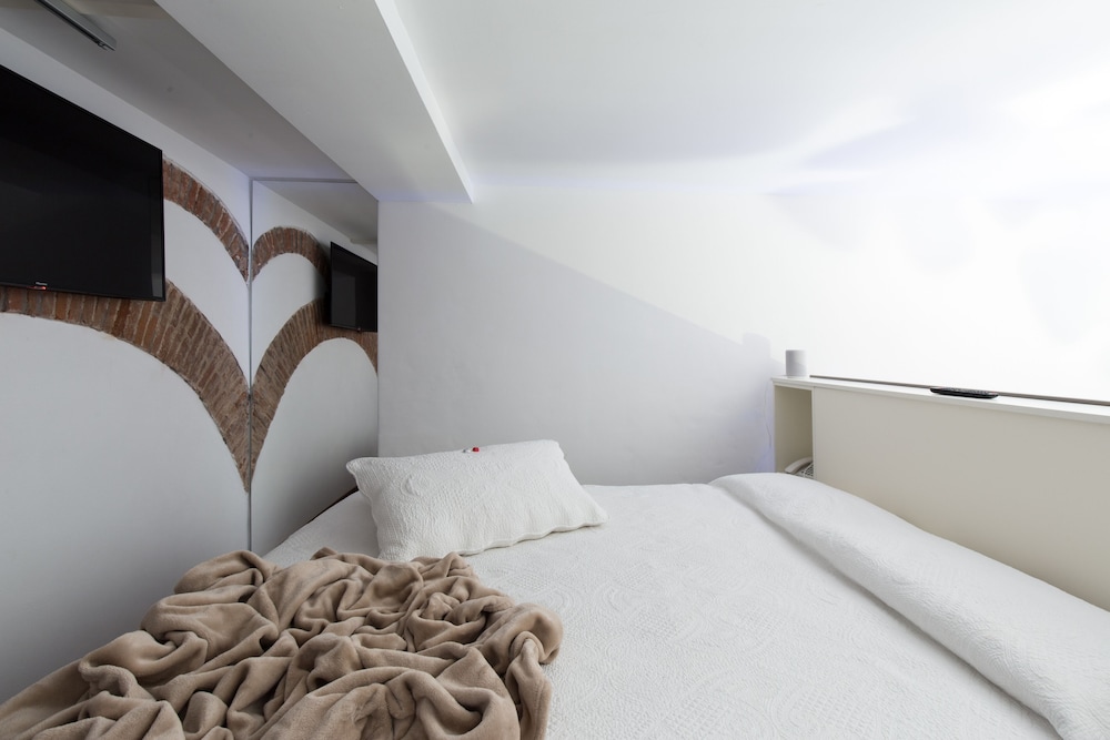 Classic Studio, Hot Tub (Mezzanine)