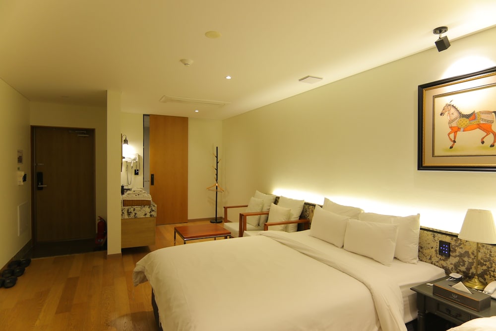 Deluxe Twin Room - Photo 13