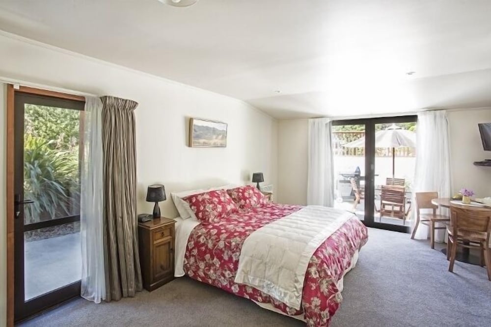 Alpha Studio, Ensuite
