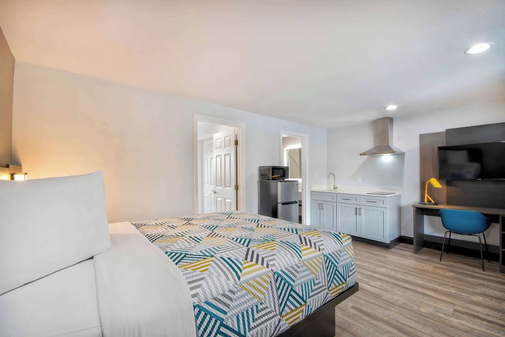 Deluxe Suite, 2 Queen Beds, Non Smoking, Kitchenette - Photo 1