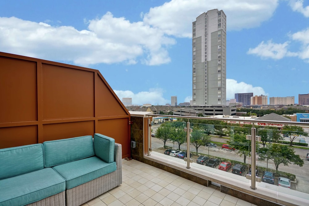 Premium Studio Suite, 1 King Bed, Non Smoking, Balcony - Photo 4