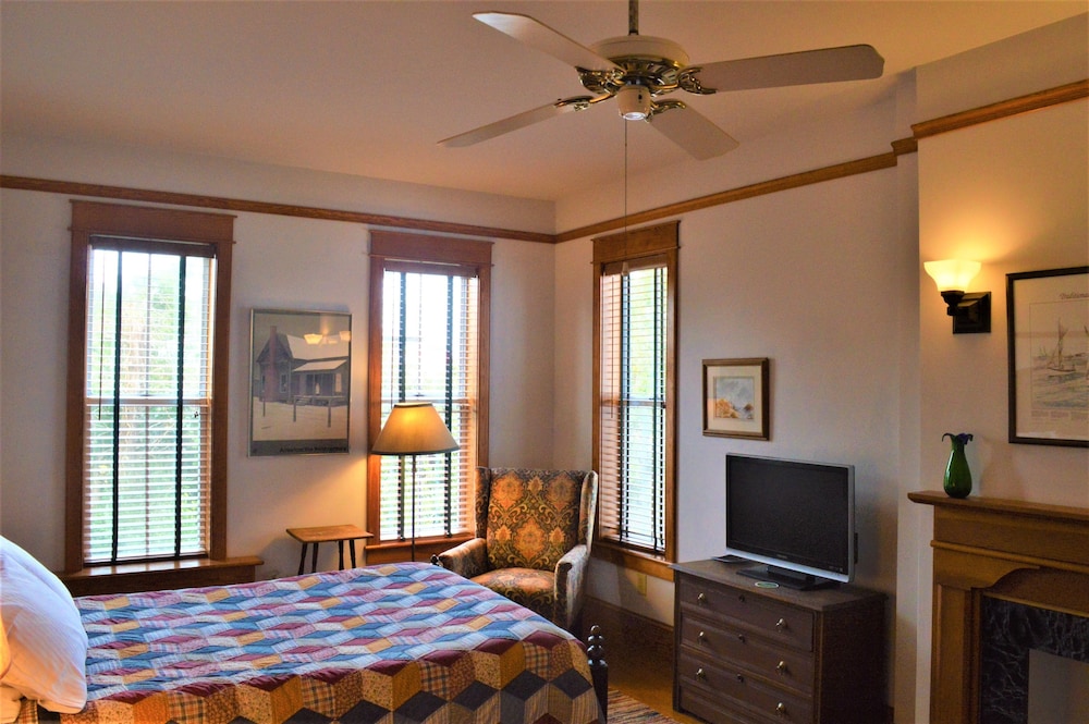 Classic Double Room, 2 Double Beds, Private Bathroom, Bay View photo 2
