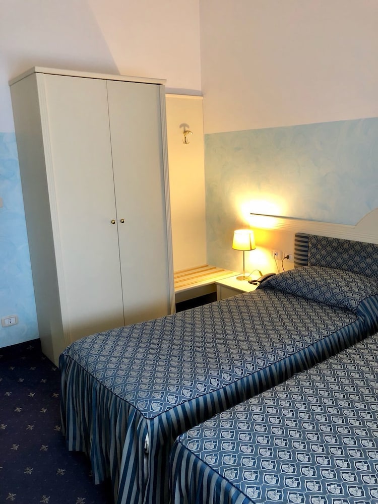 Classic Twin Room photo 2