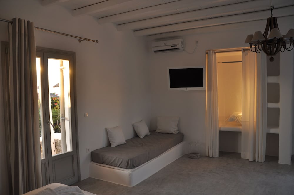 Family Room (Superior) - Photo 8