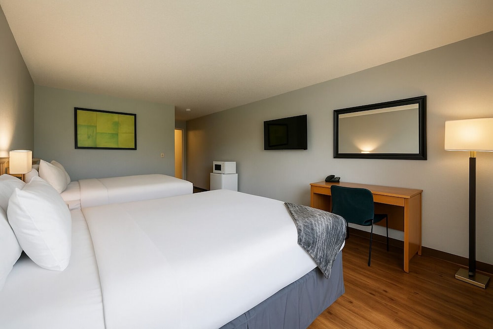 Deluxe Room, 2 Queen Beds (Deluxe Double Queen) photo 2