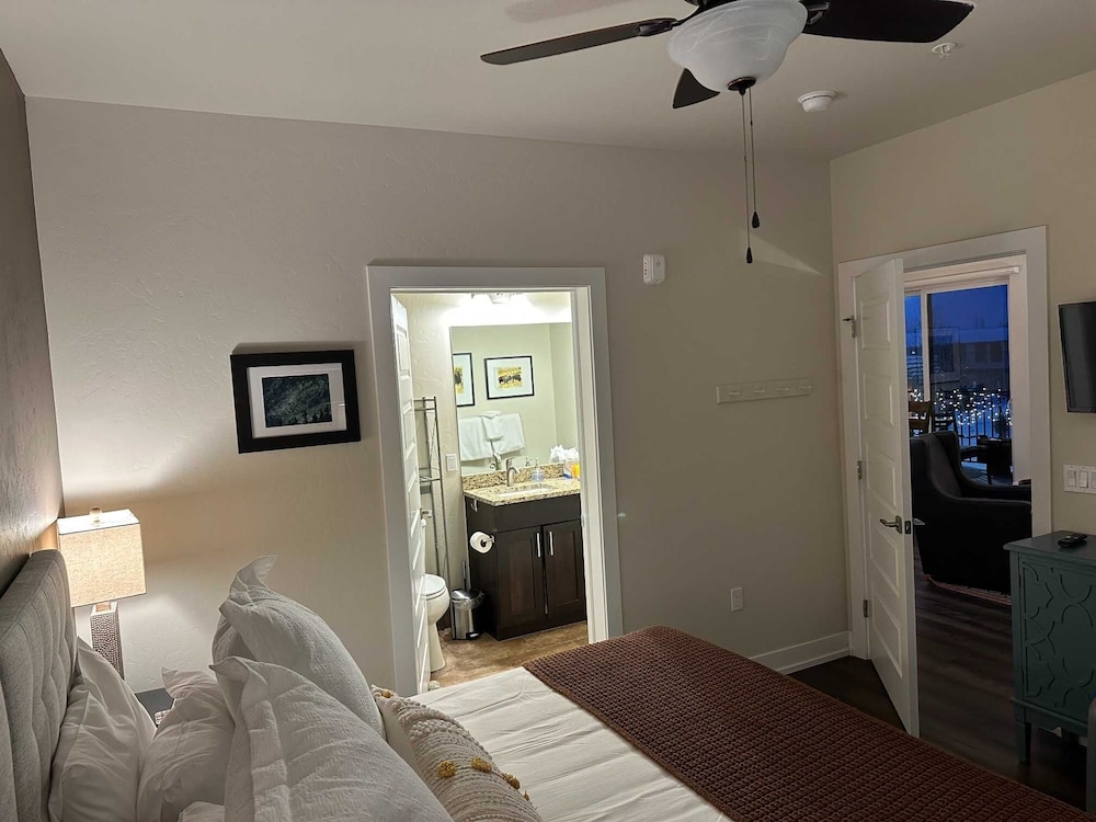 Condo, 2 Bedrooms photo 2