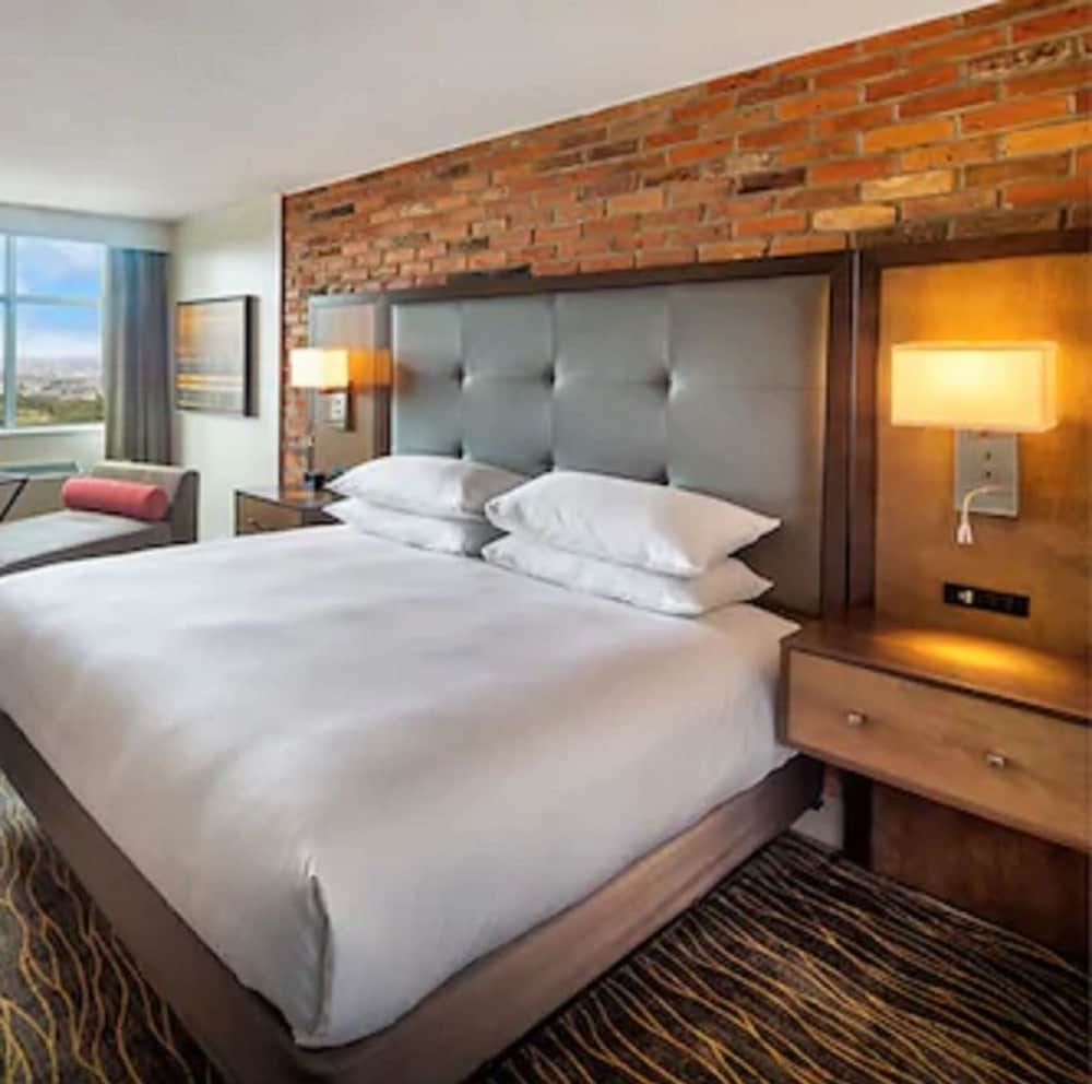 Suite, 1 King Bed - Photo 2