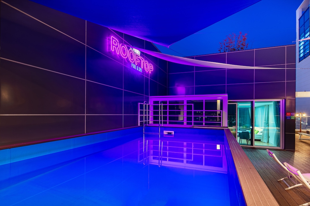 Private Pool (OPEN 4/25) & 24H Spa in Rooftop - Photo 9