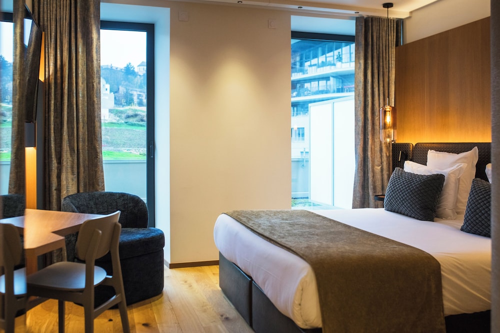 Superior Double or Twin Room, Lake View - Photo 2