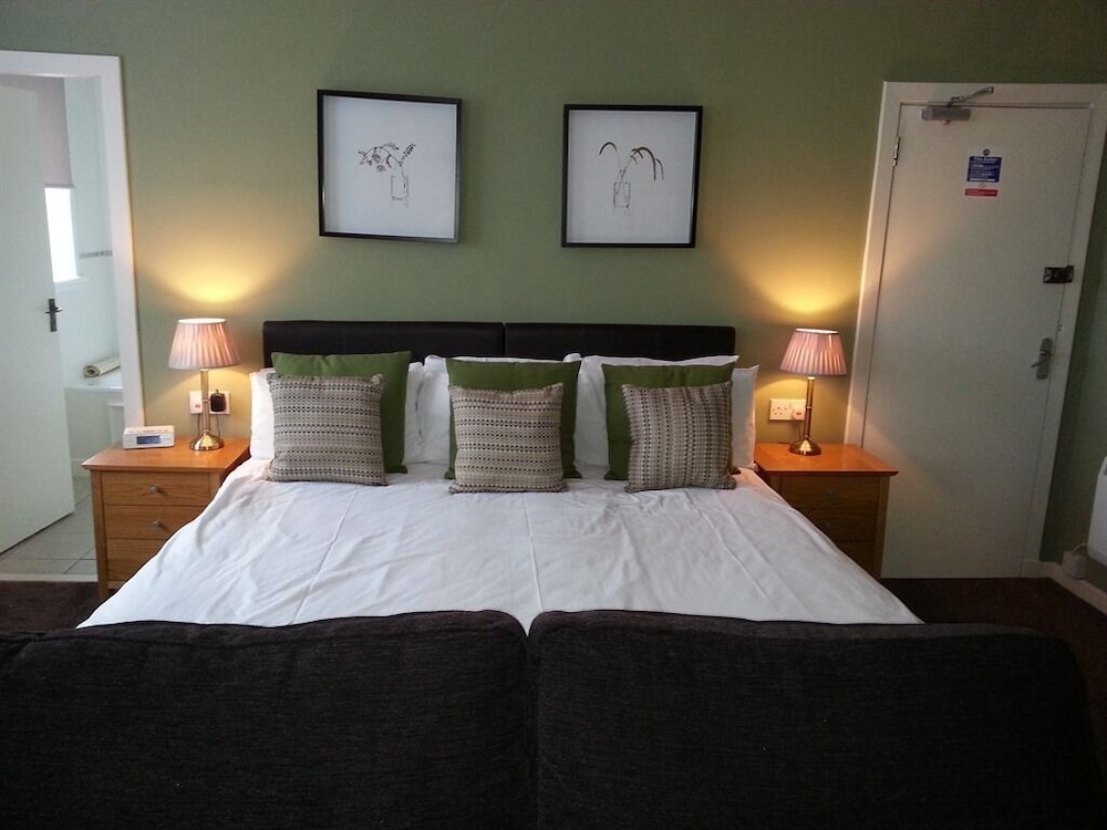 Suite, Ensuite photo 1