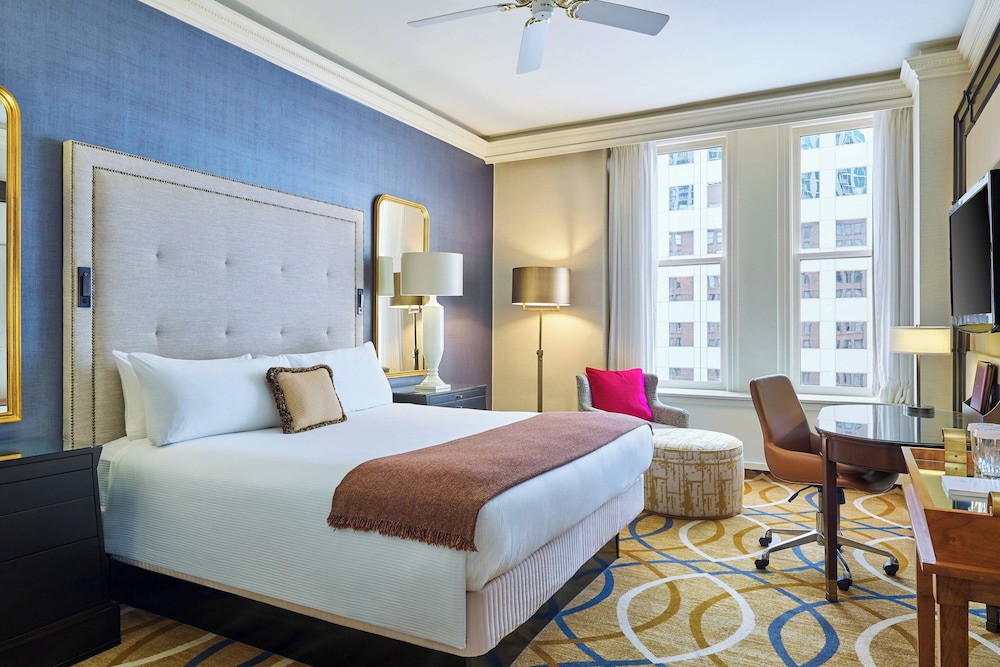 Suite, 1 King Bed, City View, Corner
