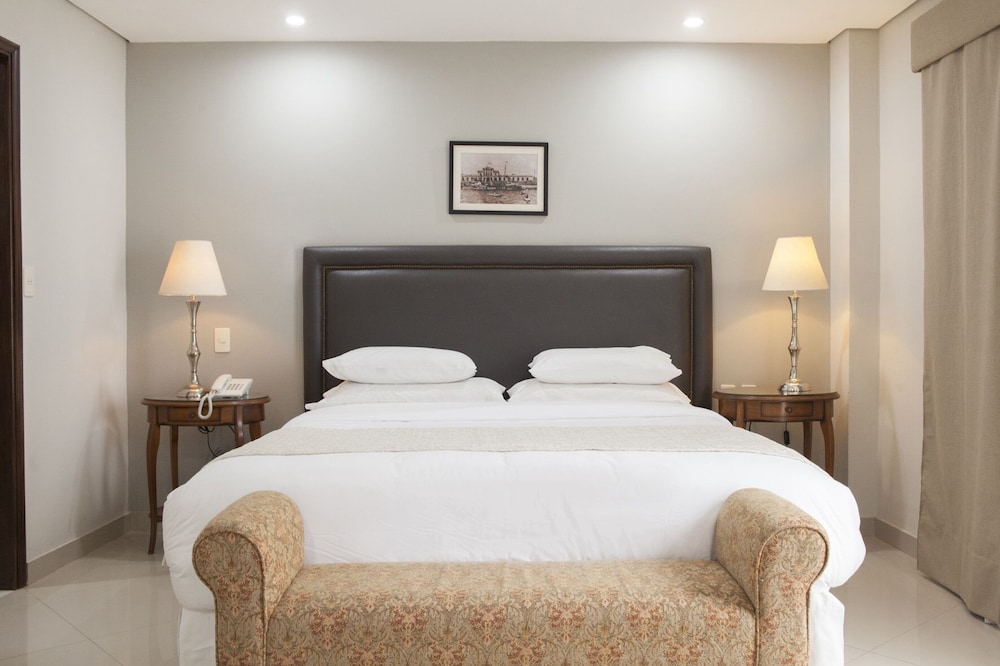 Premium Room, 1 King Bed photo 2