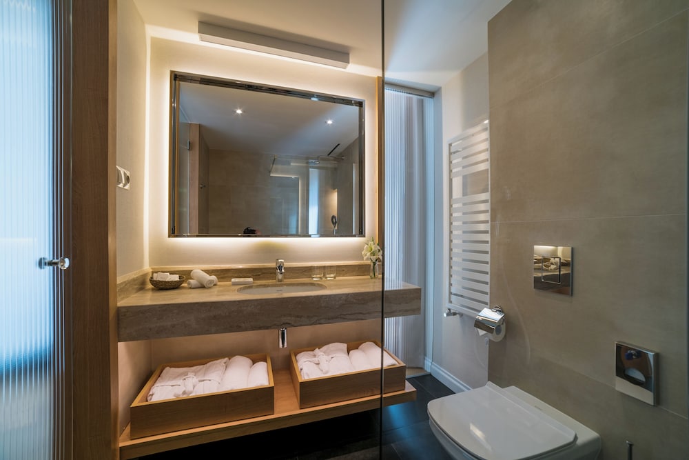 Premium Room, 1 King Bed - Photo 2