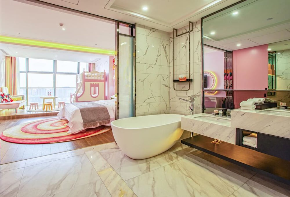 Deluxe Room, Multiple Beds (Family) photo 3