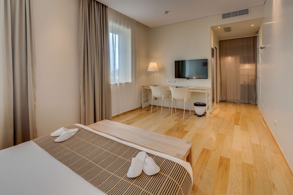 Superior Room, 1 Queen Bed - Photo 11