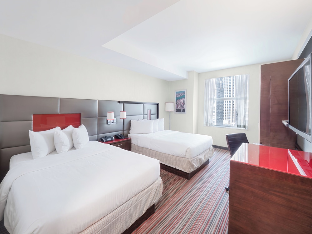 2 Double Beds Deluxe Room With Parade View