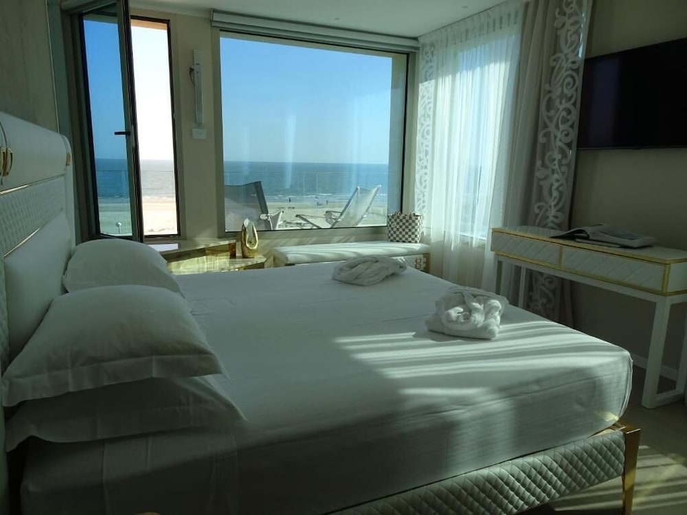Penthouse, Pets Not Allowed photo 3