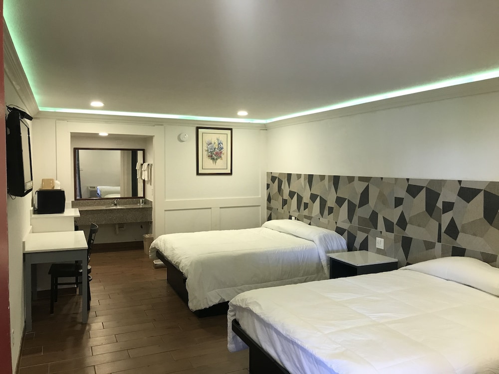 Room, 2 Queen Beds, Smoking