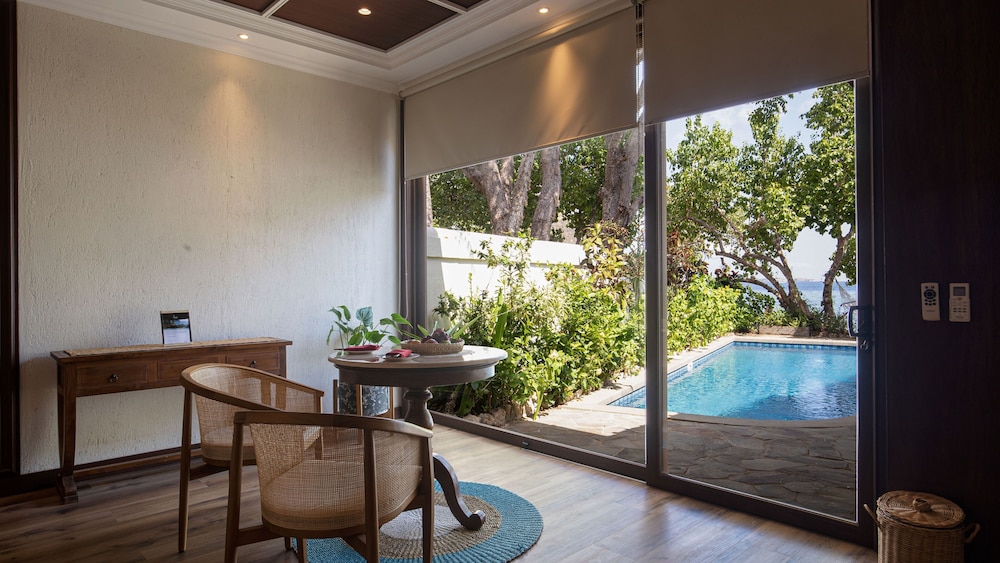 Grand Pool Residence