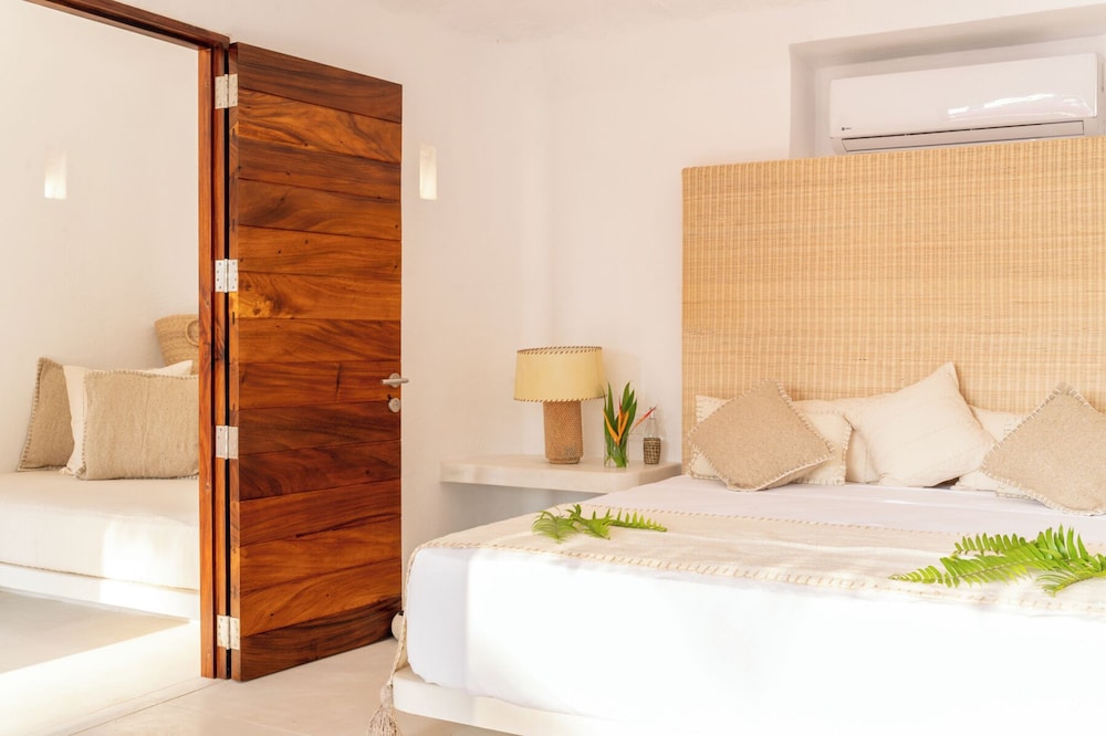 Standard Room, 1 King Bed, Ocean View (Bungalow Flamingo Suite) photo 3