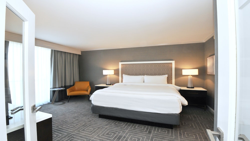 Suite, 1 Bedroom, Balcony (Plaza View) - Photo 1