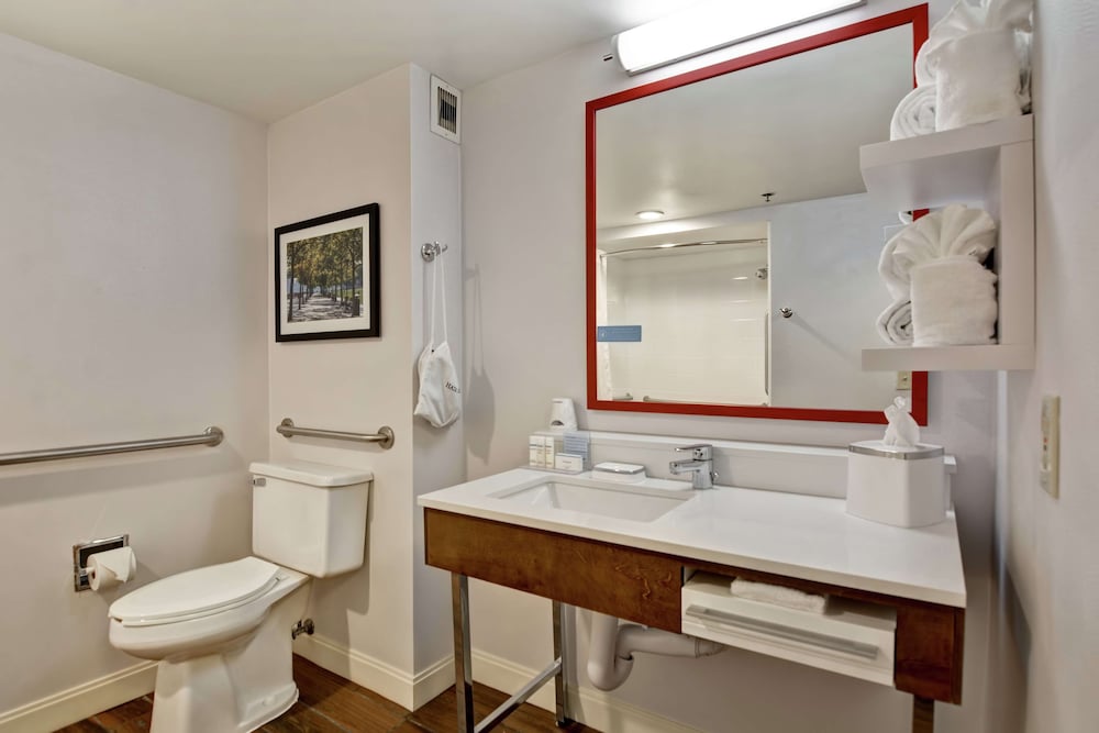 Standard Room, 1 Double Bed, Accessible, Non Smoking - Photo 9