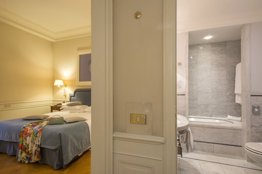 Deluxe Double Room - Photo 13