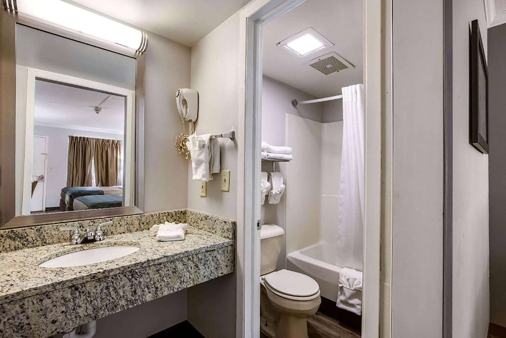 Room, 2 Queen Beds, Non Smoking (Pet-friendly) - Photo 3