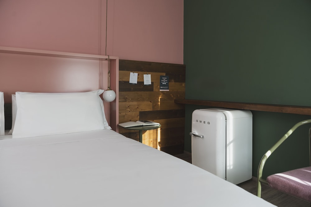 Deluxe Room, 1 Queen Bed photo 3