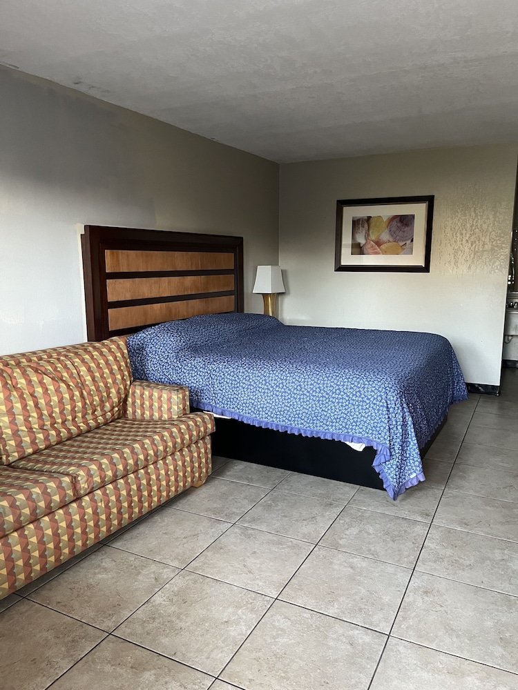 Standard Room, 1 King Bed, Non Smoking photo 3