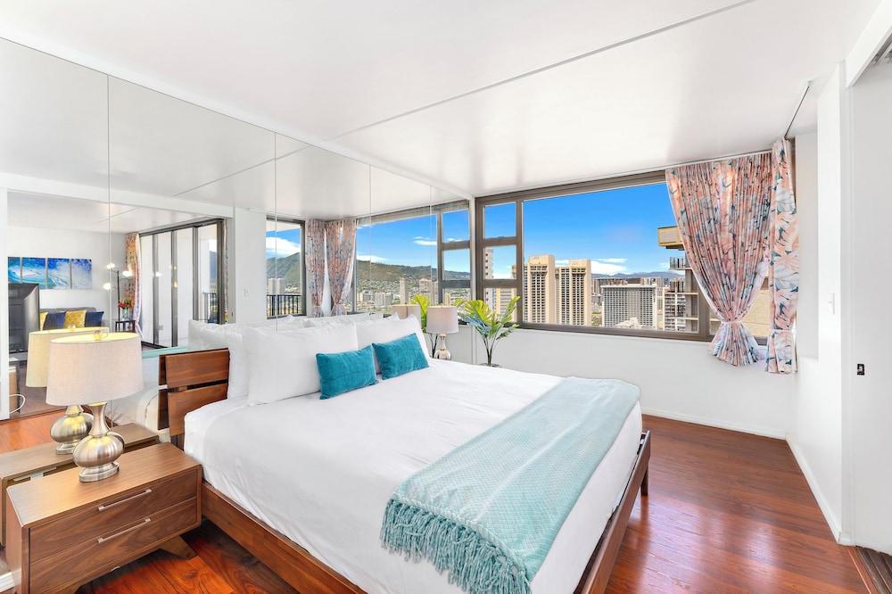 High Floor Ocean View Condo (King Bed and Parking): City Condo, 1 Bedroom, Balcony, Ocean View (0076) photo