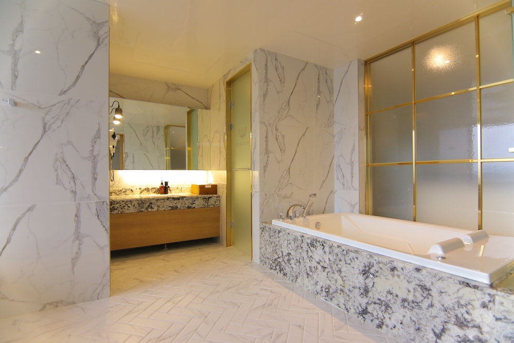 Royal Suite (Private pool fee per night required on spot) - Photo 14
