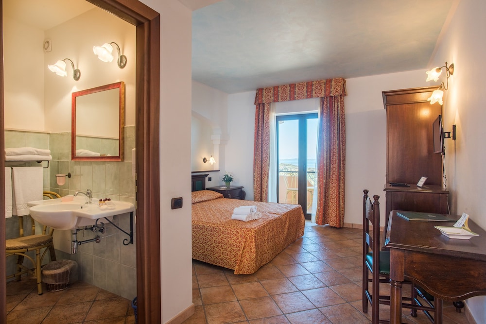Standard Double or Twin Room, Sea View - Photo 4