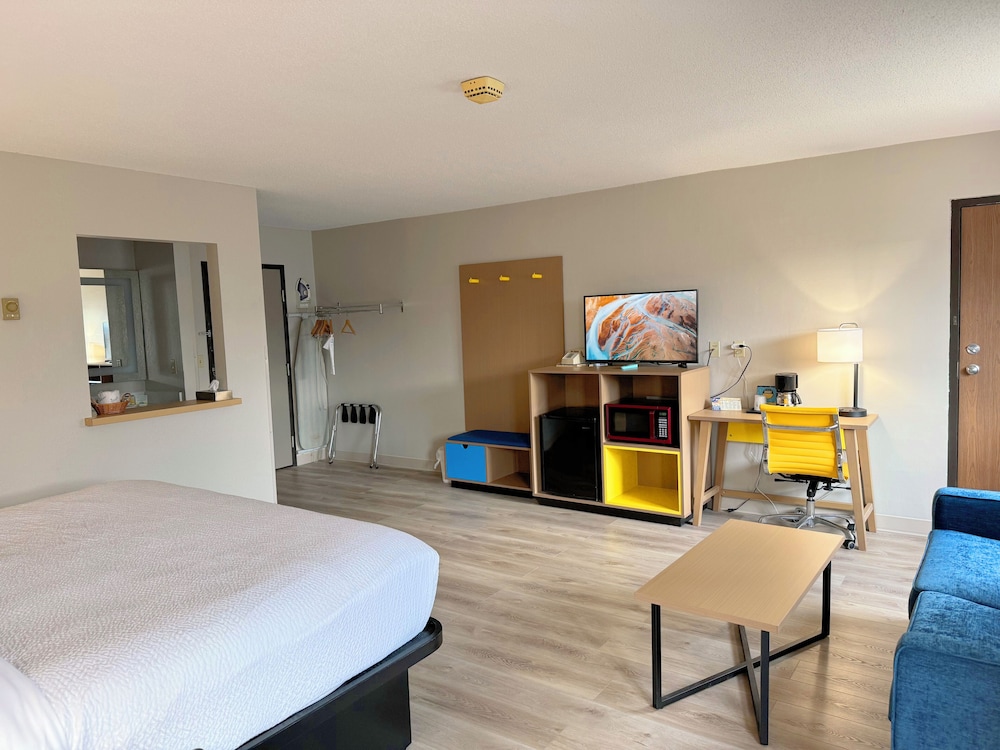 Business Room, 1 King Bed, Refrigerator - Photo 4