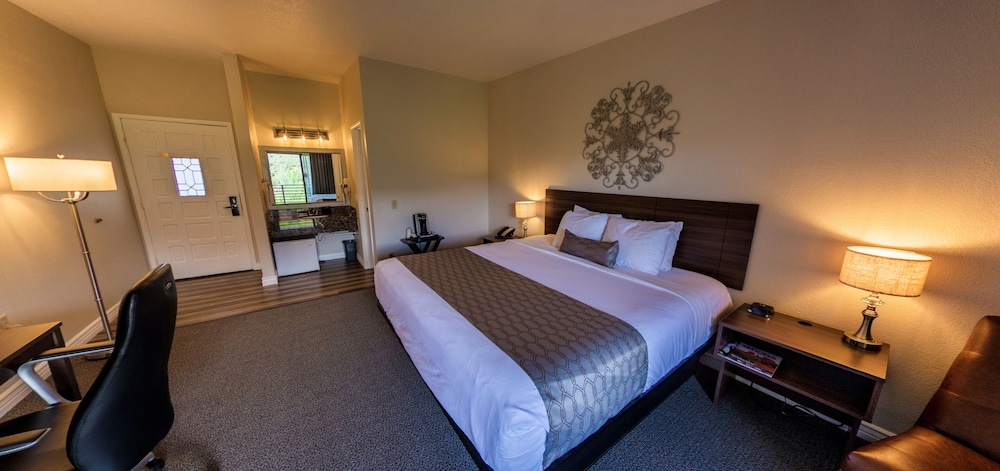Premium Room, 1 King Bed photo 2