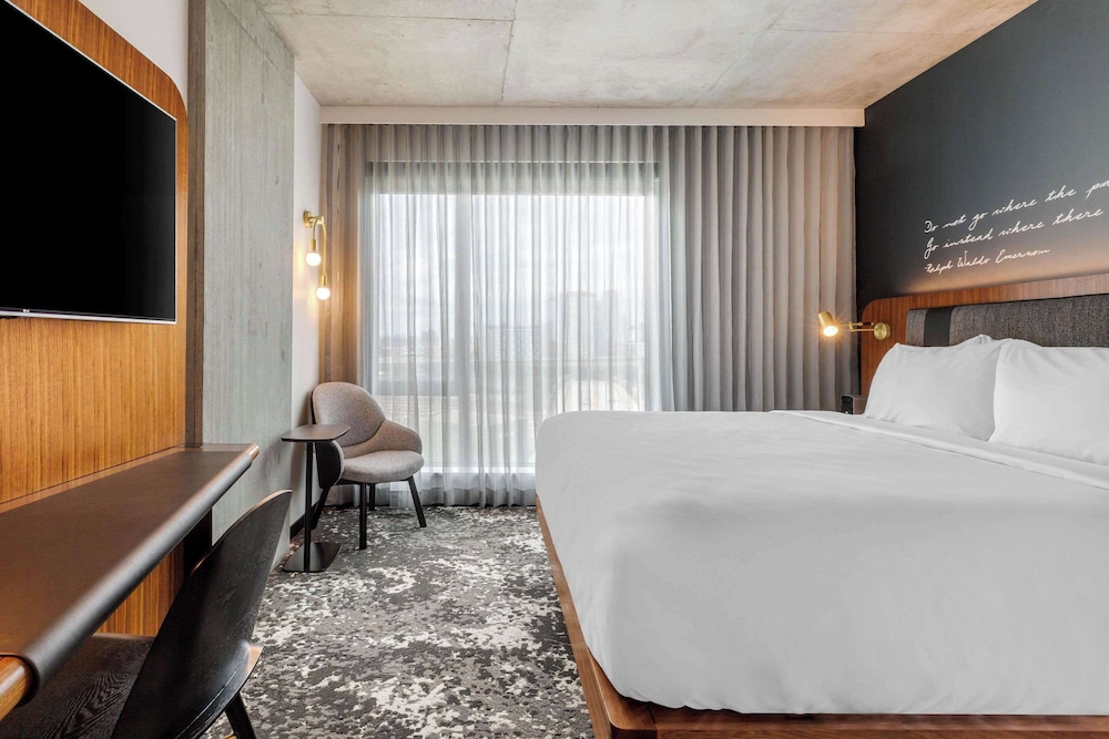 Suite, 1 King Bed, Non Smoking thumbnail 5