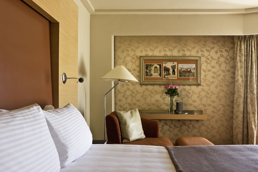 Luxury Room, 1 King Bed, Club Lounge Access (Nile View) thumbnail 5