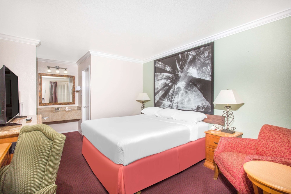 Standard Room, 1 King Bed - Photo 2
