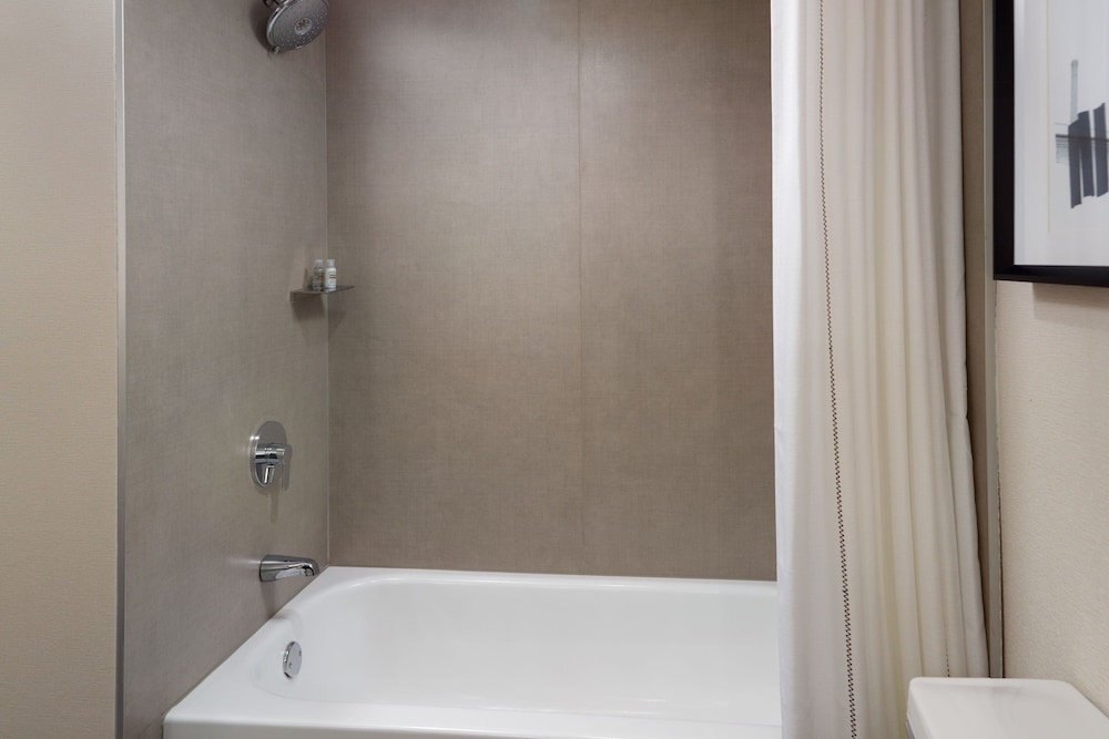 Traditional Room, 2 Queen Beds - Photo 6