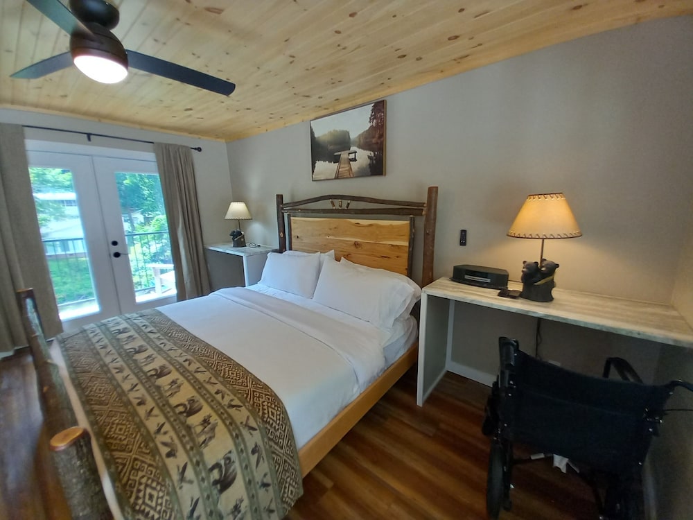 Deluxe Room, 1 King Bed, Accessible, Balcony photo 3
