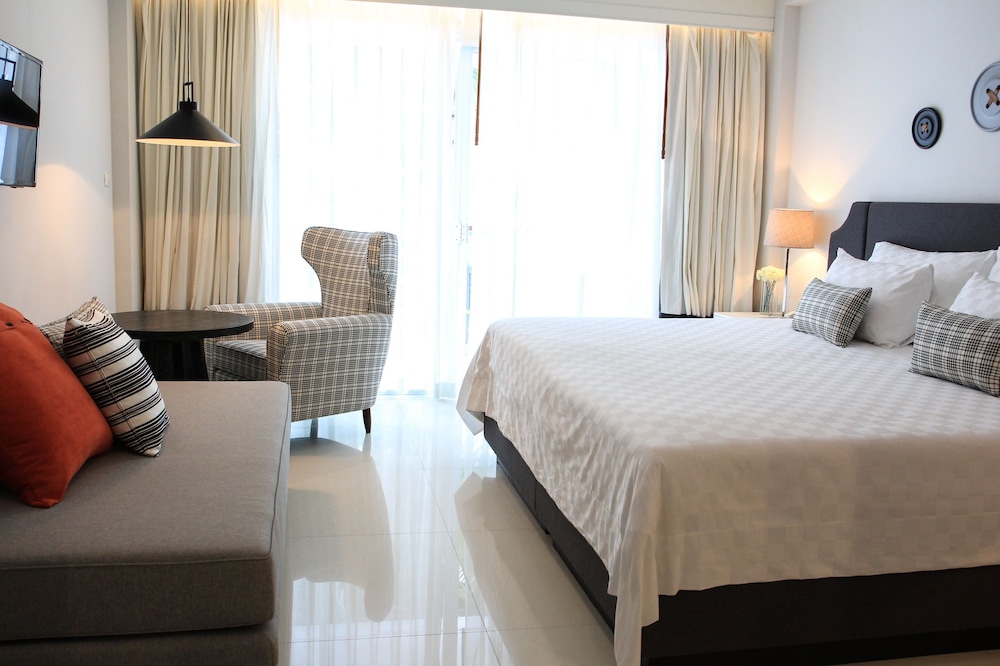 Deluxe Room, Pool View - Photo 4